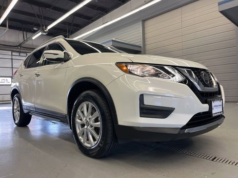 Used 2019 Nissan Rogue SV image 1