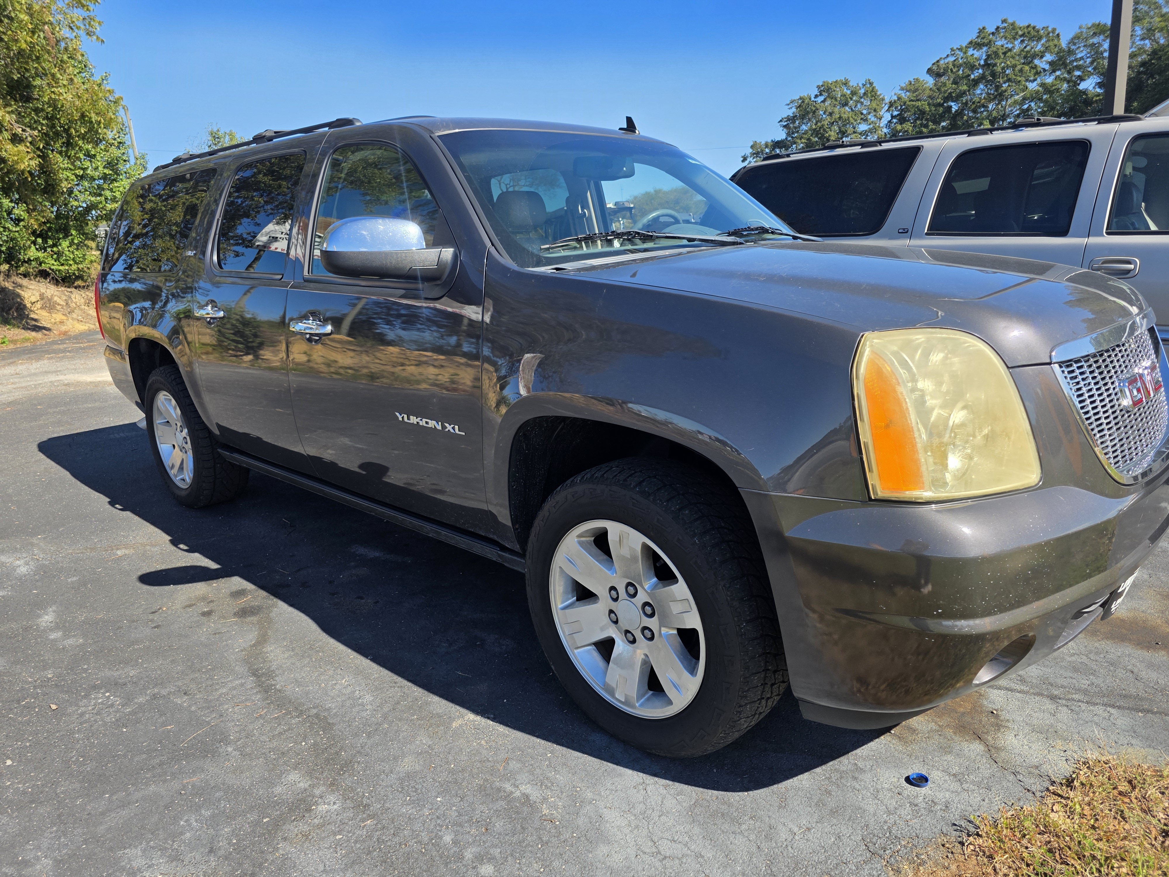 Used 2011 GMC Yukon XL SLT w/ SLT Chrome Package AWD/4WD image 3