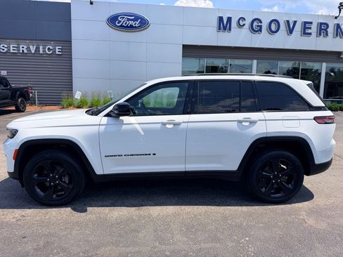 Used 2023 Jeep Grand Cherokee Altitude AWD/4WD image 3