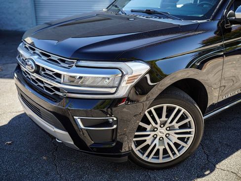 Used 2023 Ford Expedition Platinum image 2