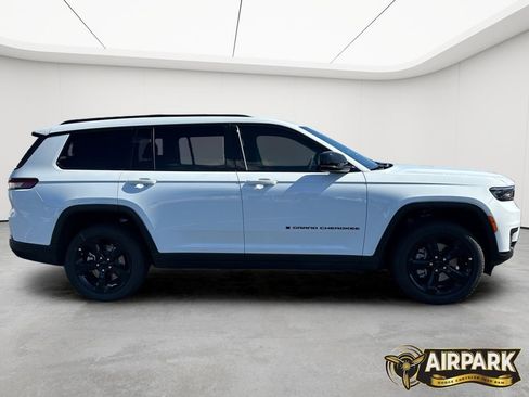 New 2025 Jeep Grand Cherokee L Altitude AWD/4WD image 3