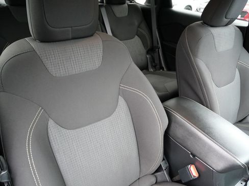 Used 2016 Jeep Cherokee Latitude w/ Safety/Convenience Group AWD/4WD image 19