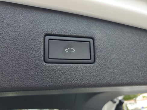 Certified 2022 Volkswagen Tiguan SEL R-Line image 13