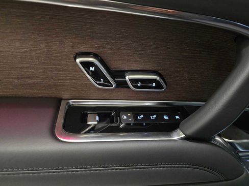 New 2025 Land Rover Range Rover Long Wheelbase SE image 21