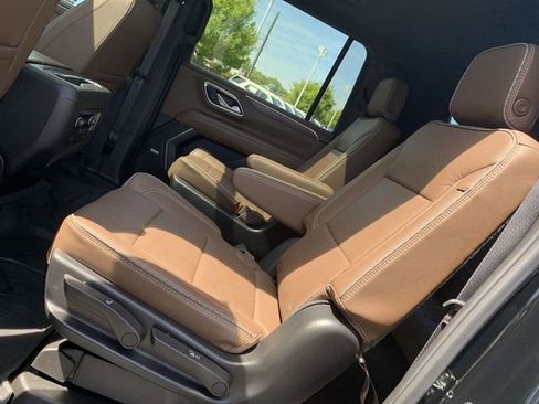 Used 2024 Chevrolet Suburban High Country image 10