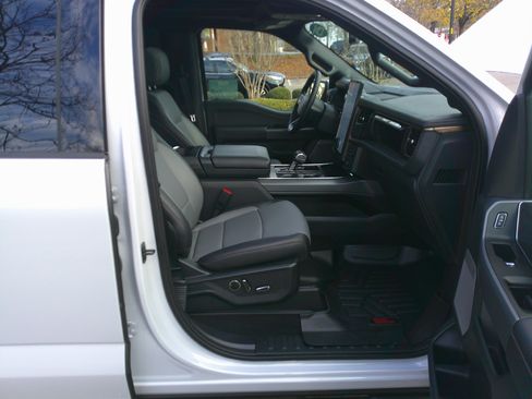 Used 2025 Ford F150 Lightning Lariat image 37