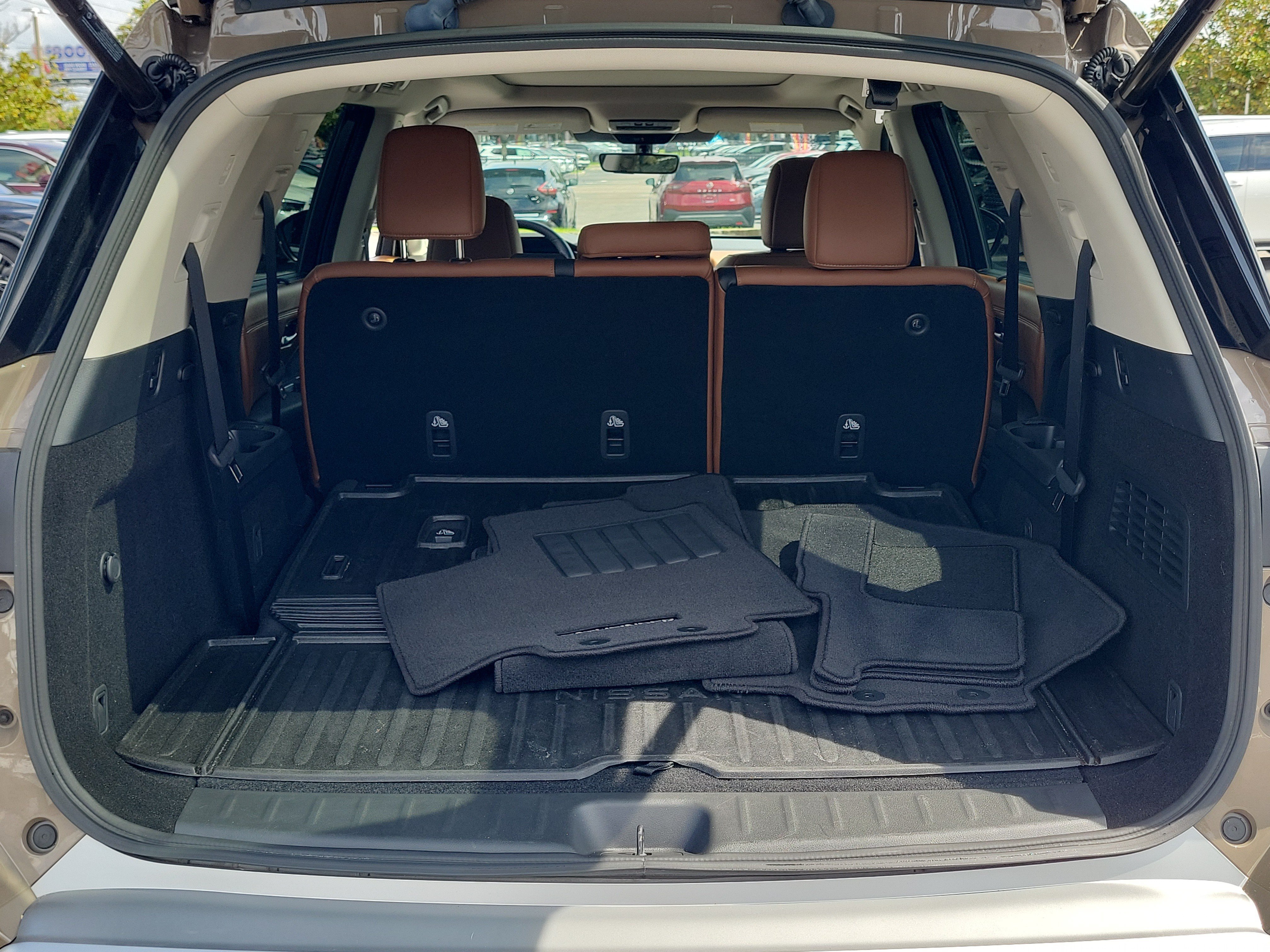 Certified 2024 Nissan Pathfinder Platinum w/ Black Appearance Package FWD image 6