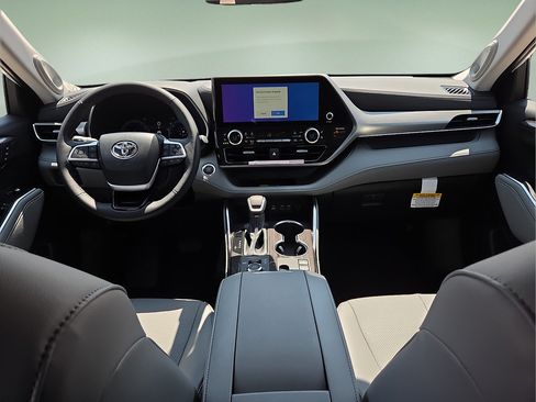 New 2026 Toyota Highlander Platinum AWD/4WD image 16