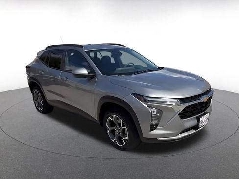 Used 2025 Chevrolet Trax LT image 2