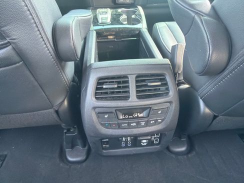 Used 2020 Honda Pilot Touring image 11