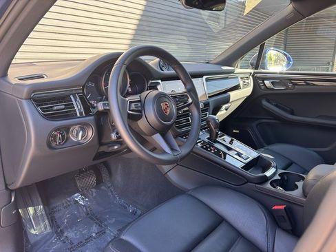 Certified 2025 Porsche Macan image 4