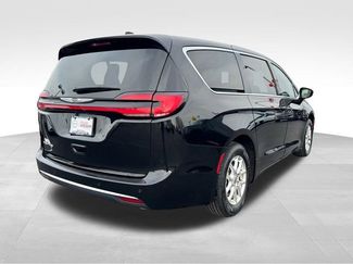Used 2024 Chrysler Pacifica Touring-L video 3
