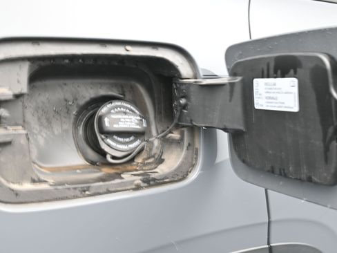 Used 2024 Volkswagen Taos SE image 33