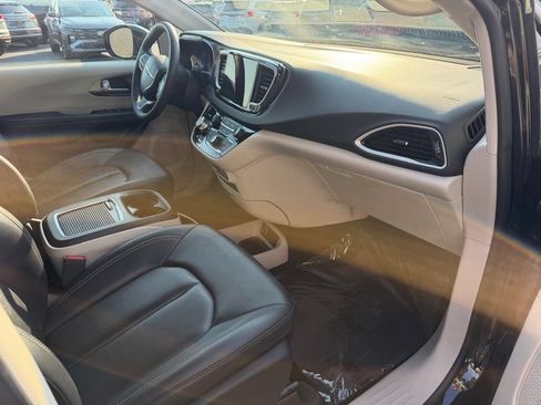 Used 2024 Chrysler Pacifica Touring-L FWD image 31