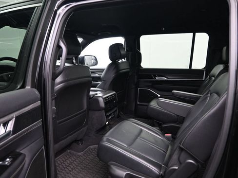 Used 2024 Jeep Wagoneer Series III AWD/4WD image 25