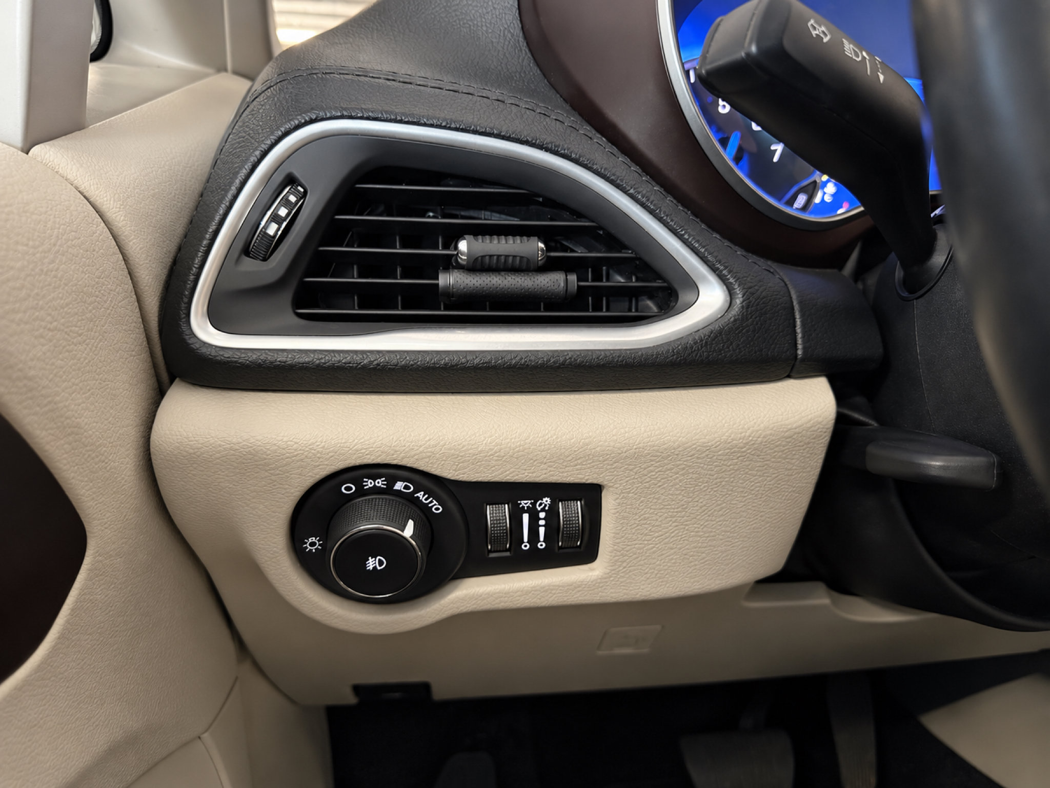 Used 2019 Chrysler Pacifica Limited w/ Tire & Wheel Group FWD image 15