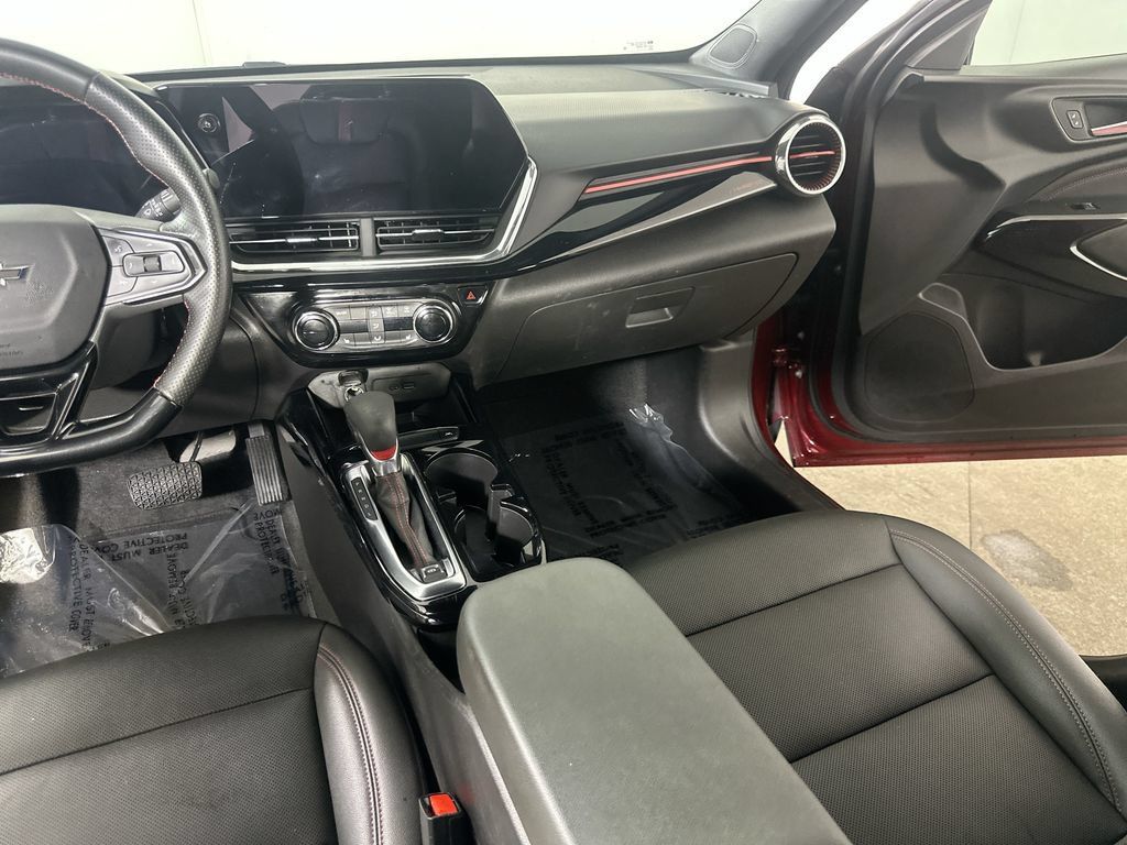 Used 2025 Chevrolet Trax RS w/ Sunroof Package FWD image 21