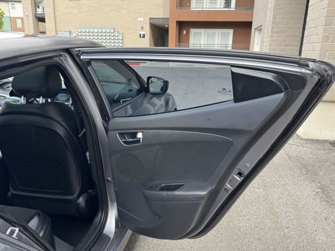 Used 2012 Hyundai Veloster w/ Style Pkg image 25