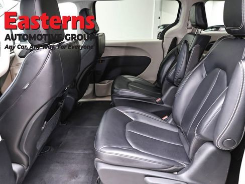 Used 2023 Chrysler Pacifica Touring-L FWD image 21
