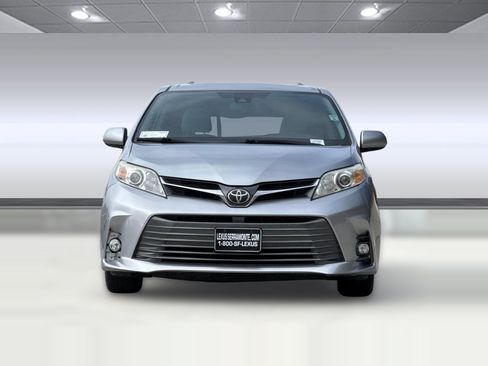 Used 2018 Toyota Sienna XLE w/ XLE Navigation Package FWD image 5