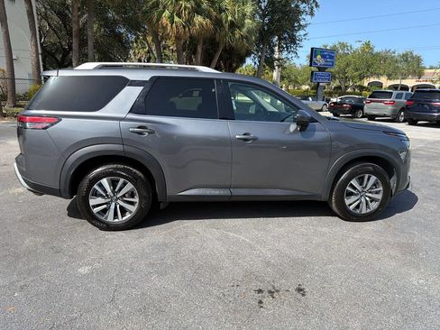 Used 2025 Nissan Pathfinder SL FWD image 6