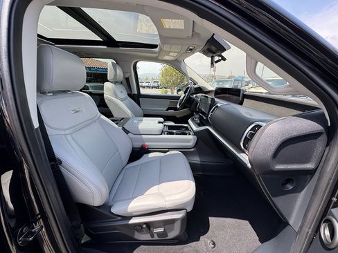 Used 2025 Ford Expedition Platinum AWD/4WD image 29