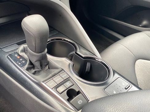 Used 2020 Toyota Camry LE image 10