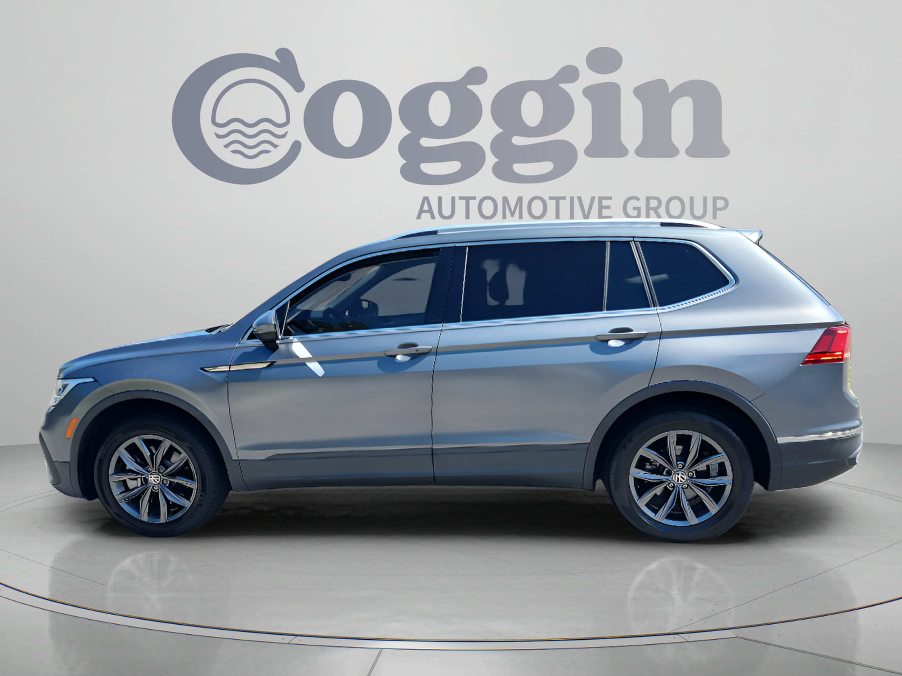 Used 2022 Volkswagen Tiguan SE FWD image 2