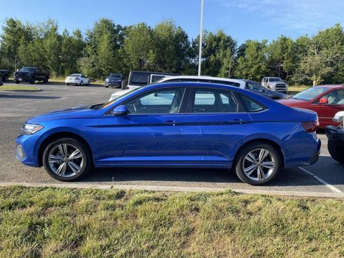 Used 2024 Volkswagen Jetta SE FWD image 5
