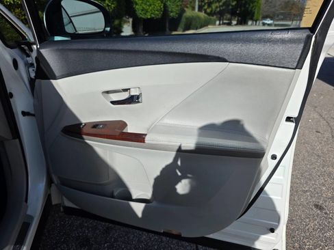 Used 2010 Toyota Venza image 28