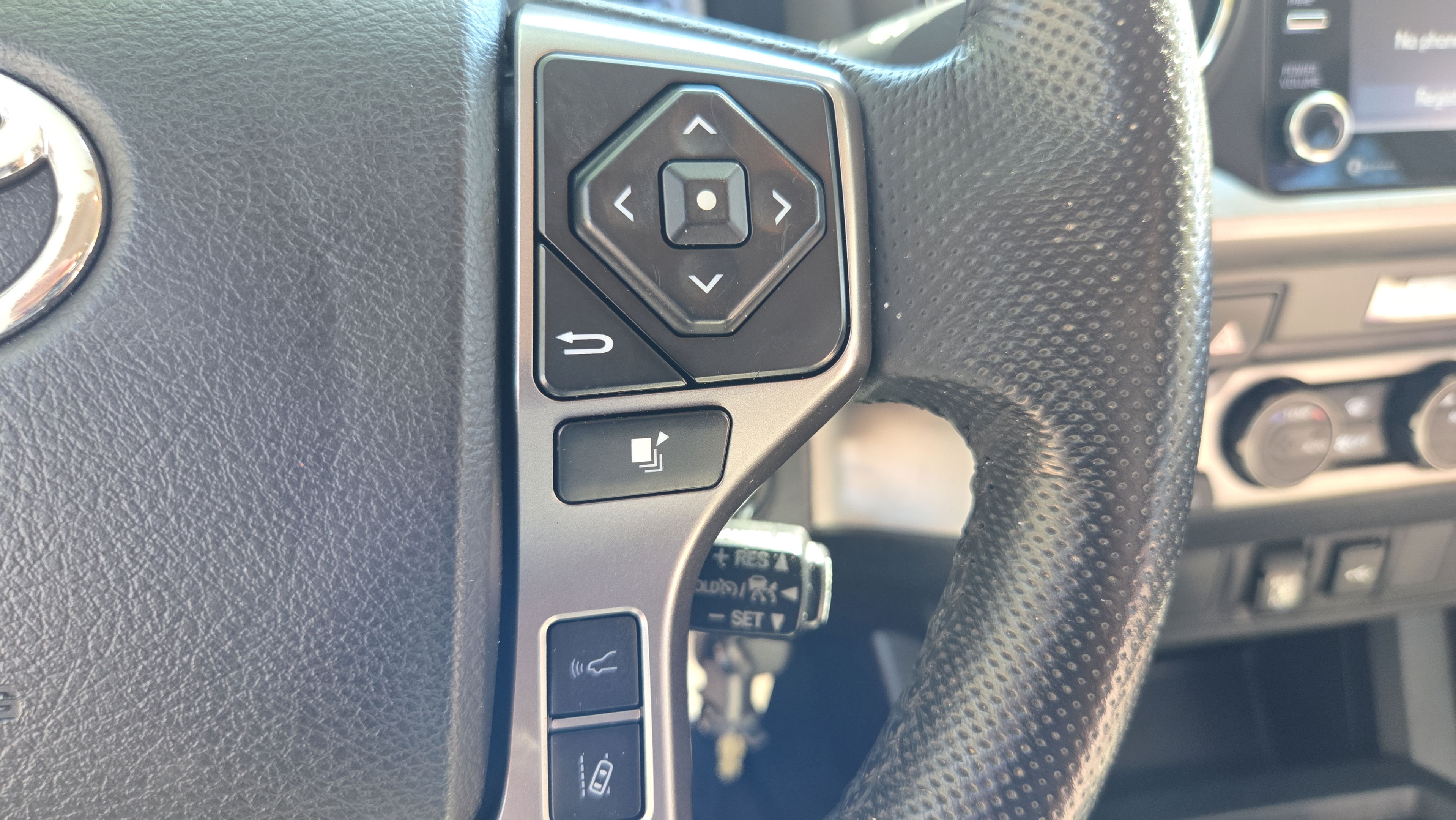 Used 2022 Toyota Tacoma SR5 w/ Technology Package RWD image 28