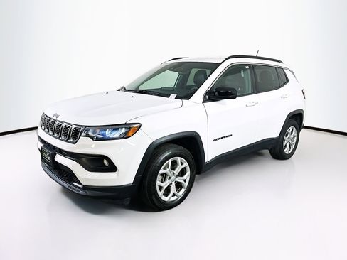 Used 2024 Jeep Compass Latitude image 3