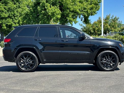Certified 2022 Jeep Grand Cherokee Laredo X AWD/4WD image 3