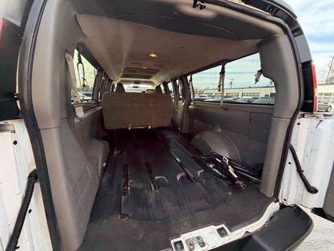 Used 2017 Chevrolet Express 3500 LS RWD image 16