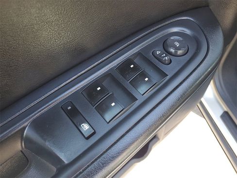 Used 2015 GMC Acadia SLE image 19