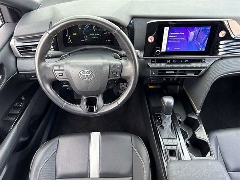 Used 2025 Toyota Camry SE image 12
