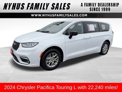 Used 2024 Chrysler Pacifica Touring-L image 1