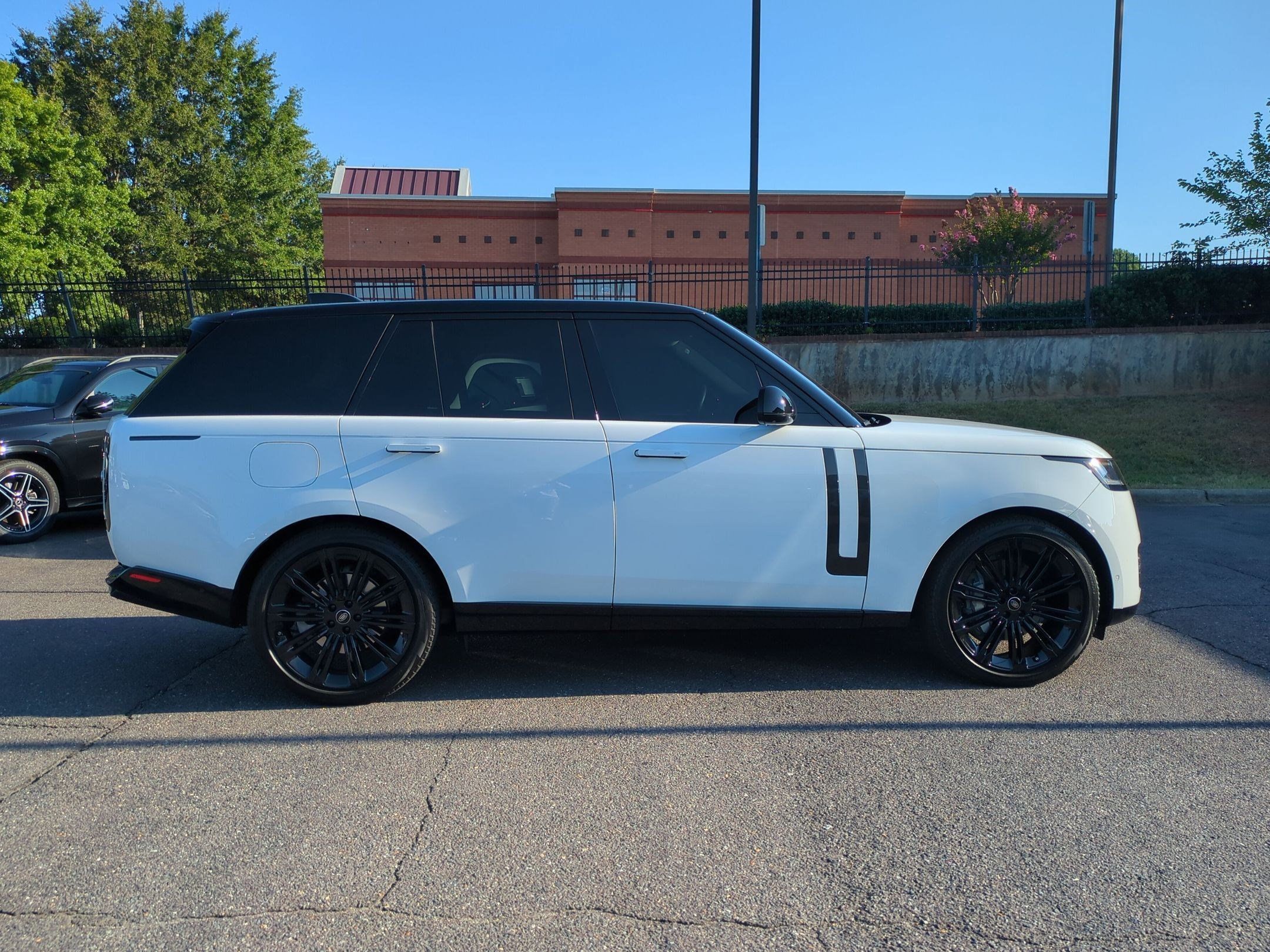 Used 2022 Land Rover Range Rover SE AWD/4WD image 2