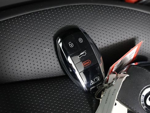 Used 2022 Bentley Bentayga image 29