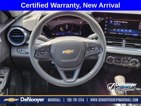 Used 2025 Chevrolet Trax LT FWD image 24