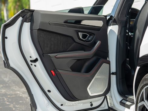 Used 2021 Lamborghini Urus image 39