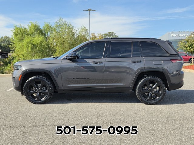 Used 2023 Jeep Grand Cherokee Altitude AWD/4WD image 2