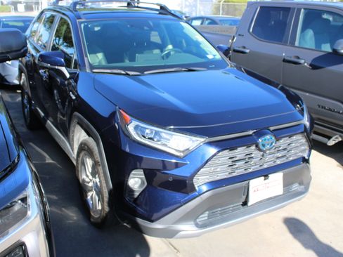 Used 2020 Toyota RAV4 Limited AWD/4WD image 2