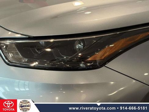 Used 2023 Toyota Highlander XLE AWD/4WD image 9