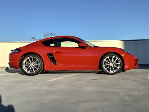 Used 2018 Porsche 718 Cayman image 8