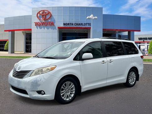 Used 2012 Toyota Sienna XLE FWD image 3