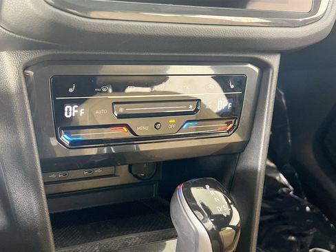 Used 2022 Volkswagen Tiguan SE image 15