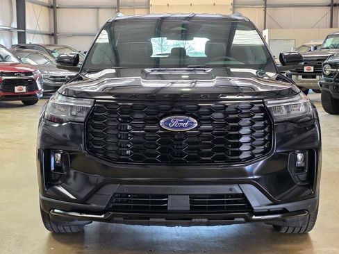 Used 2025 Ford Explorer ST-Line w/ ST-Line Street Pack image 2