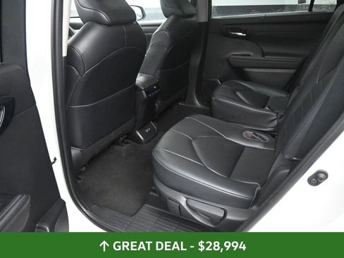 Used 2023 Toyota Highlander XLE image 18
