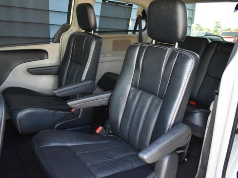 Used 2014 Chrysler Town & Country Touring-L w/ Driver Convenience Group FWD image 26
